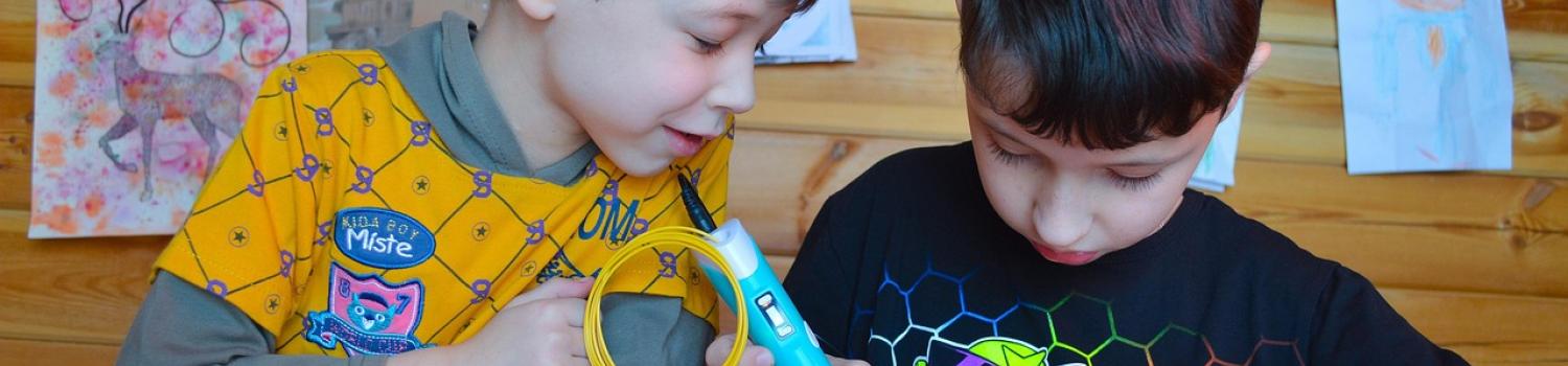 Children creating with 3D-printing pen