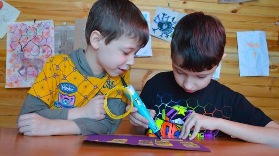 Children creating with 3D-printing pen
